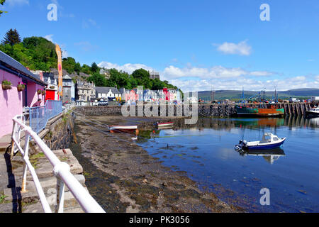 Tobermory Harbour e case colorate sulla strada principale sulla Isle of Mull Foto Stock