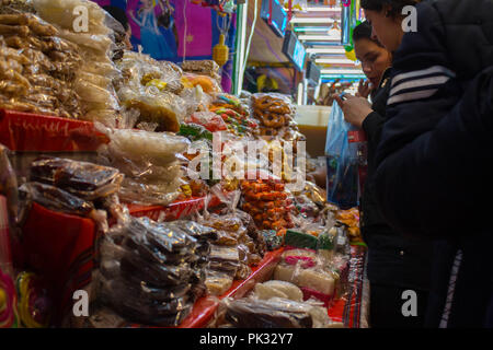 Negozio di caramelle in una notte di mercato Foto Stock