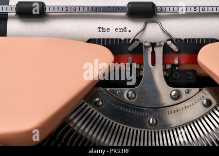 Macchina da scrivere Vintage color corallo in studio, vicino. Foto Stock