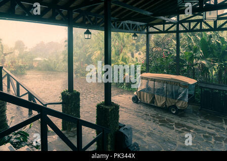 Piove, Mirador El silencio, San Carlos Costa Rica Foto Stock