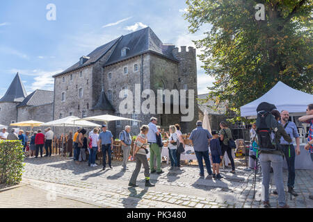 La navigazione degli utenti del mercato della ceramica in Raeren - XXIV Euregio mercato ceramico in Raeren su 8th/9 Settembre 2018 - Raeren, Belgio, Europa Foto Stock