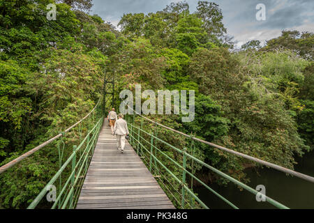 I turisti sul ponte di pietra, Tenorio Il Parco Nazionale del Vulcano, Costa Rica Foto Stock