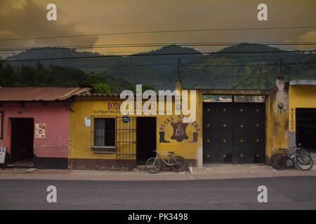 Scarpone in pelle nel negozio Pastores Guatemala Foto Stock