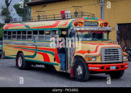 Giallo bus di pollo Foto Stock