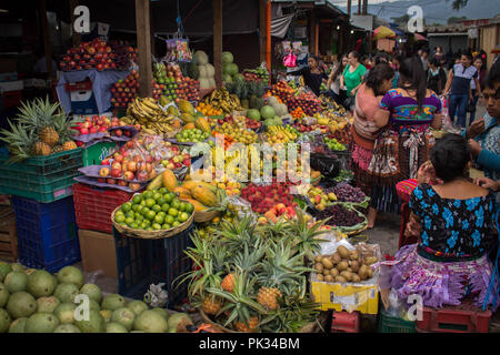 Moltitudine di frutti in un mercato Foto Stock