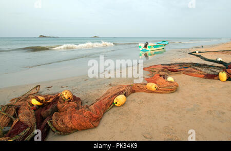 Piccole barche da pesca e reti da pesca su Nilaveli Beach in Sri Lanka asia Foto Stock