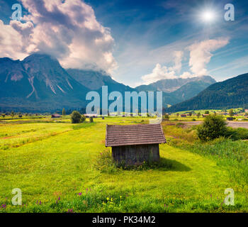 Colorato mattina d'estate sul golf club Zugspitze vicino al villaggio di Lermoos nelle Alpi austriache. Unterdorf, Austria, l'Europa. Foto Stock