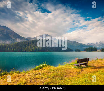 Il profondo blu del cielo sopra il lago di smusso nelle Alpi Svizzere. Nebbiosa mattina d'estate sul lago Champferersee. La Svizzera, Alpi, l'Europa. Foto Stock