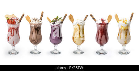Freschi e saporiti cocktail, Bicchieri con deliziosi frappè isolati su sfondo bianco , percorso di clipping incluso Foto Stock