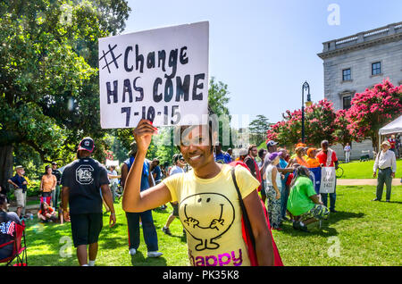 Bandiera confederate i manifestanti si riuniranno presso il South Carolina State House per vedere la bandiera della rimozione, 10 luglio 2015, in Colombia, S.C. Foto Stock