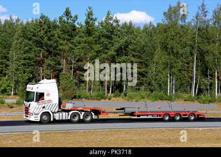 Prossima generazione di Scania R500 di Ismo Partanen per trasporti speciali cale lungo oversize carico su autostrada, Vista laterale. Salo, Finlandia - 3 agosto 2018. Foto Stock