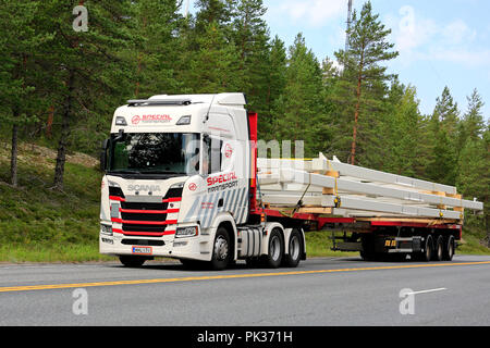 Prossima generazione di Scania R500 di Ismo Partanen per trasporti speciali cale oversize oggetto industriale su strada. Ikaalinen, Finlandia - Agosto 9, 2018. Foto Stock
