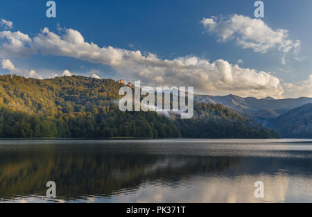 Il lago di Goygol in Azerbaigian nel mese di settembre Foto Stock
