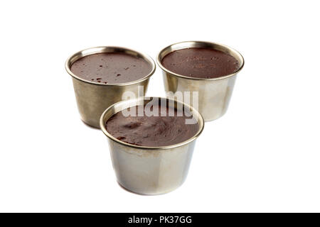 Fatti in casa crema di cioccolato in un metallo dolce tazza, isolati su sfondo bianco. Foto Stock