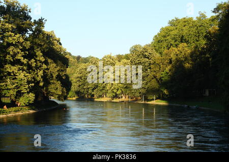 Il fiume Aare a Berna si vede dal Altenbergsteg su una mite serata estiva, verdi alberi lungo il blu dell'acqua. Alcune persone a nuotare in acqua. Foto Stock