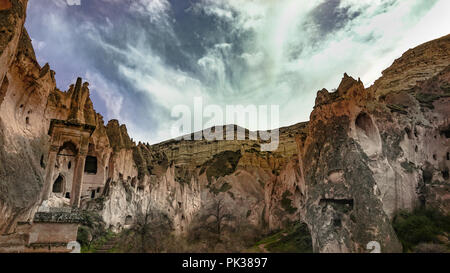 Gabbie di pietra, grotte e case Zelve Open Air Museum Cappadocia, Turchia Foto Stock