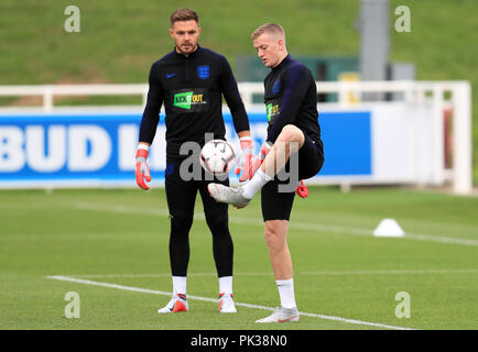 Il portiere dell'Inghilterra Jordan Pickford (a destra) e Jack Butland durante la sessione di allenamento al St Georges' Park di Burton. PREMERE ASSOCIAZIONE foto. Data immagine: Lunedì 10 settembre 2018. Vedi PA storia CALCIO Inghilterra. Il credito fotografico dovrebbe essere: Mike Egerton/PA Wire. Foto Stock