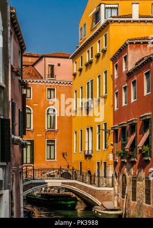 Un piccolo canale a Venezia, Italia, con un ponte di passeggero. Foto Stock
