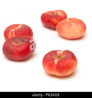 Appartamento Pesche Pesche Saturno isolato su un bianco di sfondo per studio. Foto Stock