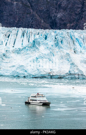 Il tour in barca Baranof vento dando i turisti una vista ravvicinata del broken face del ghiacciaio Margerie nell'ingresso Tarr di Glacier Bay, Alaska, STATI UNITI D'AMERICA Foto Stock