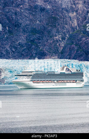 I passeggeri sulla Princess Cruises "Ruby Princess" e godendo di una vista ravvicinata del ghiacciaio Margerie nell'ingresso Tarr di Glacier Bay, Alaska, STATI UNITI D'AMERICA Foto Stock