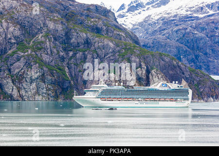 La Princess Cruises "Ruby Princess' in ingresso Tarr di Glacier Bay, Alaska, Stati Uniti d'America - Visto da una nave di crociera vela il passaggio interno Foto Stock