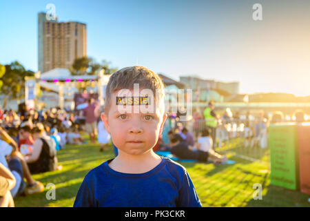 Carino il ragazzo australiano con un tatuaggio sul suo volto su Asutralia Day celebrazione in Adelaide Foto Stock