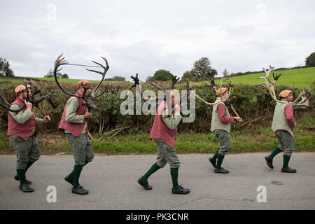 Ballerini eseguono l'Abbots Bromley Horn Danza, un English Folk Dance le cui origini risalgono al medioevo, nel villaggio di Abbots Bromley, Staffordshire. Foto Stock