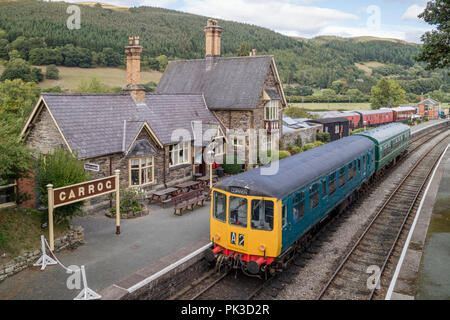 Un treno diesel presso la pittoresca stazione ferroviaria a Carrog nel Vale of Llangollen, Wales, Regno Unito Foto Stock