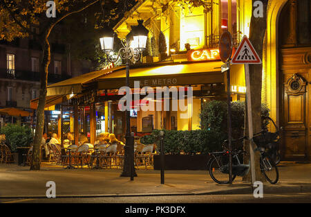 Le Metro è un tipico caffè parigino situato in boulevard Saint Germain a Parigi, Francia. Foto Stock