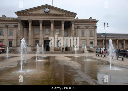Iconico edificio della stazione ferroviaria di St Georges Square a Huddersfield, West Yorkshire, Inghilterra Foto Stock