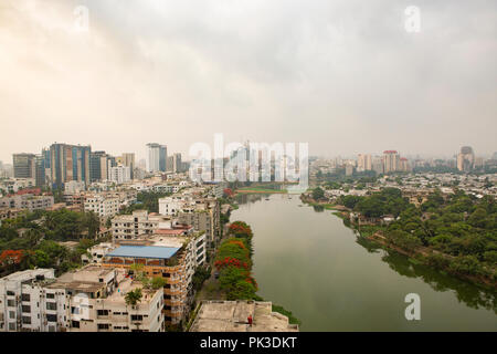 Un moody cielo sopra di Dhaka's skyline della città, il Bangladesh. Foto Stock