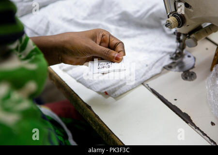 Una etichetta cucita in una T-shirt all'interno di una fabbrica di indumento in Bangladesh. Foto Stock