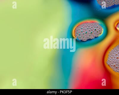 Piuttosto crazy, rainbow schiuma sfondo astratto con copyspace. Strano pattern con bolle. Foto Stock