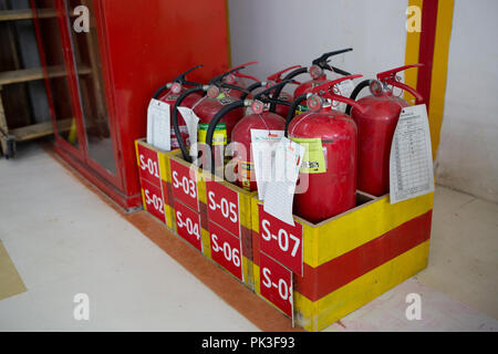 Scatole di estintori all'interno di una fabbrica di indumento in Bangladesh. Foto Stock