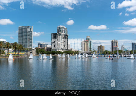 I ragazzi di imparare a navigare sul lungomare di San Pietroburgo, Florida, Stati Uniti d'America Foto Stock