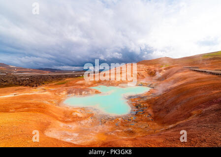 Molle di zolfo a Leirhnjukur. Area vulcano Krafla, Islanda. Fantastico paesaggio in una giornata di sole Foto Stock