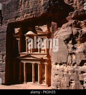 L antico tesoro in Petra Giordania visto da una montagna. N. persone Foto Stock