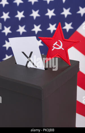 2020 elezioni presidenziali USA / elezioni di medio termine America 2022. Logo Red Star / Socialisti (patch) e scatola di votazione. Sinistra radicale AMERICANA, comunismo americano. Foto Stock