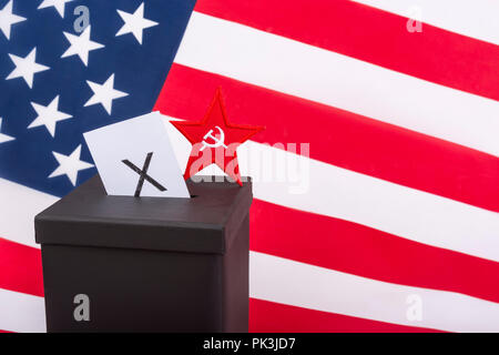 2020 elezioni presidenziali USA / elezioni di medio termine America 2018. Logo Red Star/Socialisti (patch) e scatola di votazione. Sinistra radicale AMERICANA, comunismo americano. Foto Stock