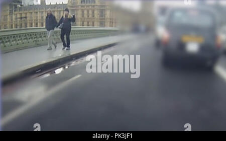 Immagine TVCC datata 22/03/17 rilasciato dalla Polizia Metropolitana di Kurt Cochran, una delle vittime del Westminster Bridge attacco terroristico, attraversando a piedi il ponte con sua moglie Melissa. L'inchiesta sul decesso del sig. Cochran, lungo con Andreea Cristea, Aysha Frade, Leslie Rhodes e PC Keith Palmer, iniziato oggi presso la Old Bailey. Foto Stock