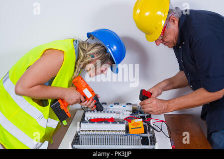 Elettricisti a lavorare in una pianta Foto Stock