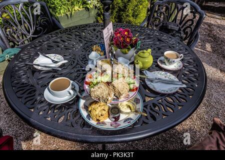 Crema di latte tè alla tessitori cottage, Cockington, Torbay, Devon, Regno Unito. Foto Stock