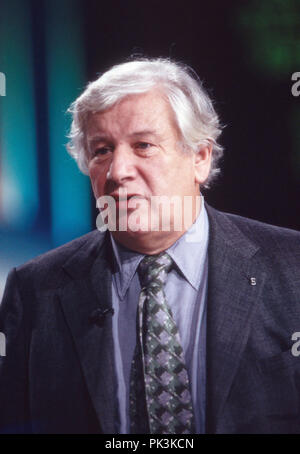 Sir Peter Ustinov bei der letzten Sendung der ARD Spielshow "Auf los geht's los' in der Philipshalle di Düsseldorf, Deutschland 1986. Sir Peter Ustinov all ultimo spettacolo di "Auf los geht's los' quiz e game show sulla televisione tedesca diretta da Philipshalle Duesseldorf, Germania 1986. | Utilizzo di tutto il mondo Foto Stock