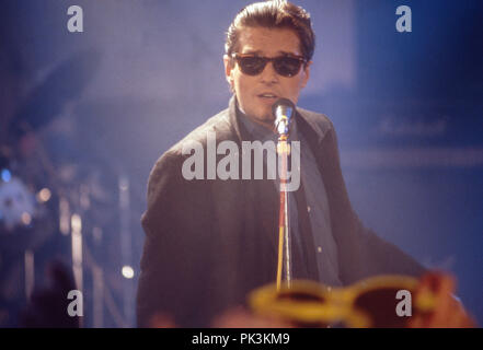 Falco, österreichischer Popsänger bei einem Auftritt, Deutschland 1986. Austriaco cantante pop Falco esecuzione dal vivo sul palco, Germania 1986. | Utilizzo di tutto il mondo Foto Stock