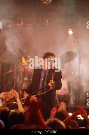 Falco, österreichischer Popsänger bei einem Auftritt, Deutschland 1986. Austriaco cantante pop Falco esecuzione dal vivo sul palco, Germania 1986. | Utilizzo di tutto il mondo Foto Stock