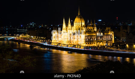 Parlamento ungherese di Budapest si riflette nel fiume Danubio di notte Foto Stock