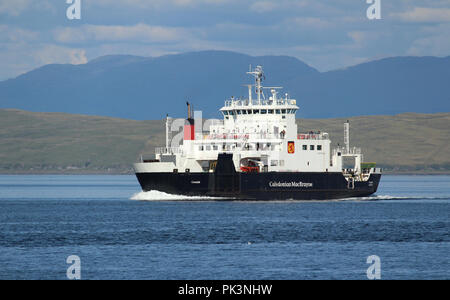 MULL, Scozia, 25 luglio 2018: MV Coruisk vela nel suono di Mull. Si tratta di un Caledonian Maritime Assets Ltd traghetto costruito nel 2003, Foto Stock