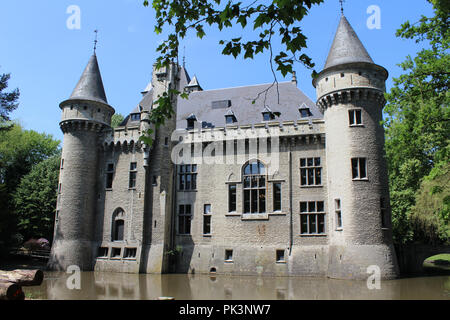 MECHELEN, Belgio, 26 maggio 2018: vista esterna del XIX secolo castello Zellaer, in Bonheiden vicino a Mechelen. Un ex convento, i motivi e cast Foto Stock