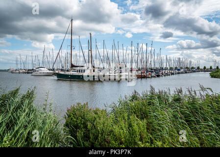 Yatchs ormeggiati a Marina di Volendam. Giornata soleggiata con belle nuvole bianche Foto Stock